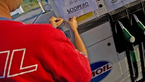 Scatta lo sciopero dei benzinai Mercoledì 18 giugno la serrata totale Scatta lo sciopero dei benzinai Mercoledì 18 giugno la serrata totale