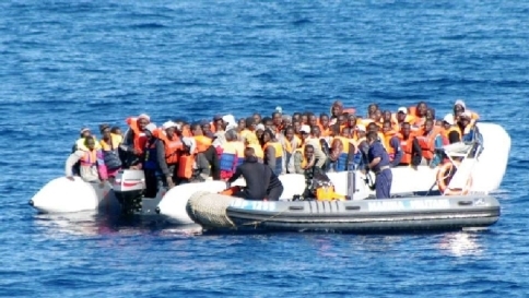 Immigrazione clandestina, l'allarme di Alfano: 600mila in arrivo Immigrazione clandestina, l'allarme di Alfano: 600mila in arrivo