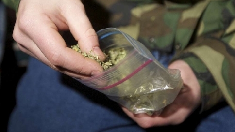 Bambini scavano buca in spiaggia e trovano 2,5 chili di marijuana Bambini scavano buca in spiaggia e trovano 2,5 chili di marijuana