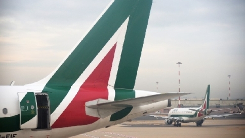 Alitalia, i sindacati contro gli esuberi: "Inaccettabili 2.251 licenziamenti" Alitalia, i sindacati contro gli esuberi: "Inaccettabili 2.251 licenziamenti"