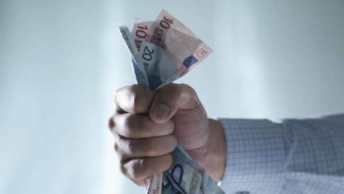 Cala il reddito reale delle famiglie Bankitalia: "Giù consumi, su risparmi" Cala il reddito reale delle famiglie Bankitalia: "Giù consumi, su risparmi"