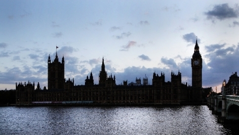 A Westminster spesi 1,7 milioni in alcol: politici amano bionda italiana A Westminster spesi 1,7 milioni in alcol: politici amano bionda italiana