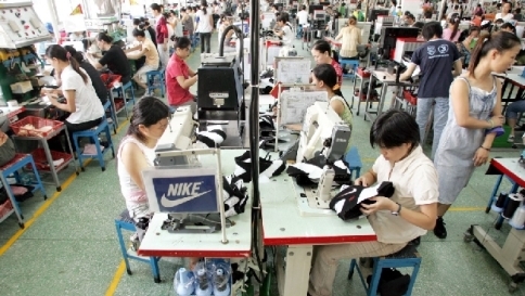 Cina, sciopero in fabbrica di scarpe Cina, sciopero in fabbrica di scarpe