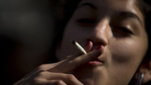 La marijuana aumenta il rischio di suicidi e abbandono degli studi La marijuana aumenta il rischio di suicidi e abbandono degli studi