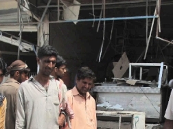 Strage a Peshawar, bomba al mercato: 37 morti Strage a Peshawar, bomba al mercato: 37 morti