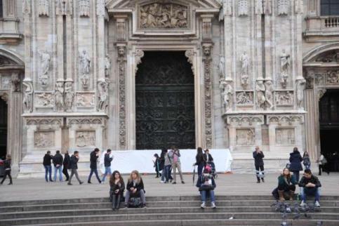 Milano, Duomo imbrattato da un unico writer: filmato il gesto vandalico Milano, Duomo imbrattato da un unico writer: filmato il gesto vandalico