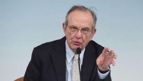 Padoan: "L'Italia è uscita dalla recessione e l'Ue ci darà una mano" Padoan: "L'Italia è uscita dalla recessione e l'Ue ci darà una mano"