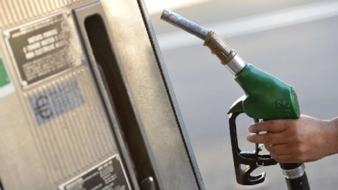 Benzina, in sei mesi prezzo a -16% Benzina, in sei mesi prezzo a -16%