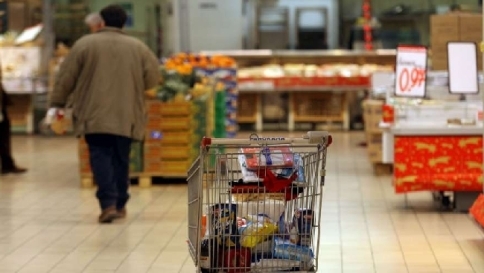 Crisi, gli italiani risparmiano sul cibo: -2 miliardi di spesa sugli alimentari Crisi, gli italiani risparmiano sul cibo: -2 miliardi di spesa sugli alimentari