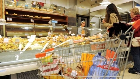 Istat:inflazione mai così bassa da 2009 A giugno allo 0,3%, alimentari in calo Istat:inflazione mai così bassa da 2009 A giugno allo 0,3%, alimentari in calo