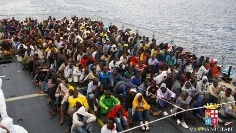 Lampedusa, 12 barconi a sud dell'isola
Guardia costiera minacciata in Libia
Lampedusa, 12 barconi a sud dell'isola
Guardia costiera minacciata in Libia