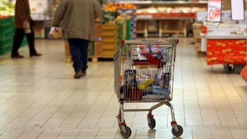 La crisi affonda la nostra
capacità di spesa: siamo peggio della Grecia La crisi affonda la nostra
capacità di spesa: siamo peggio della Grecia