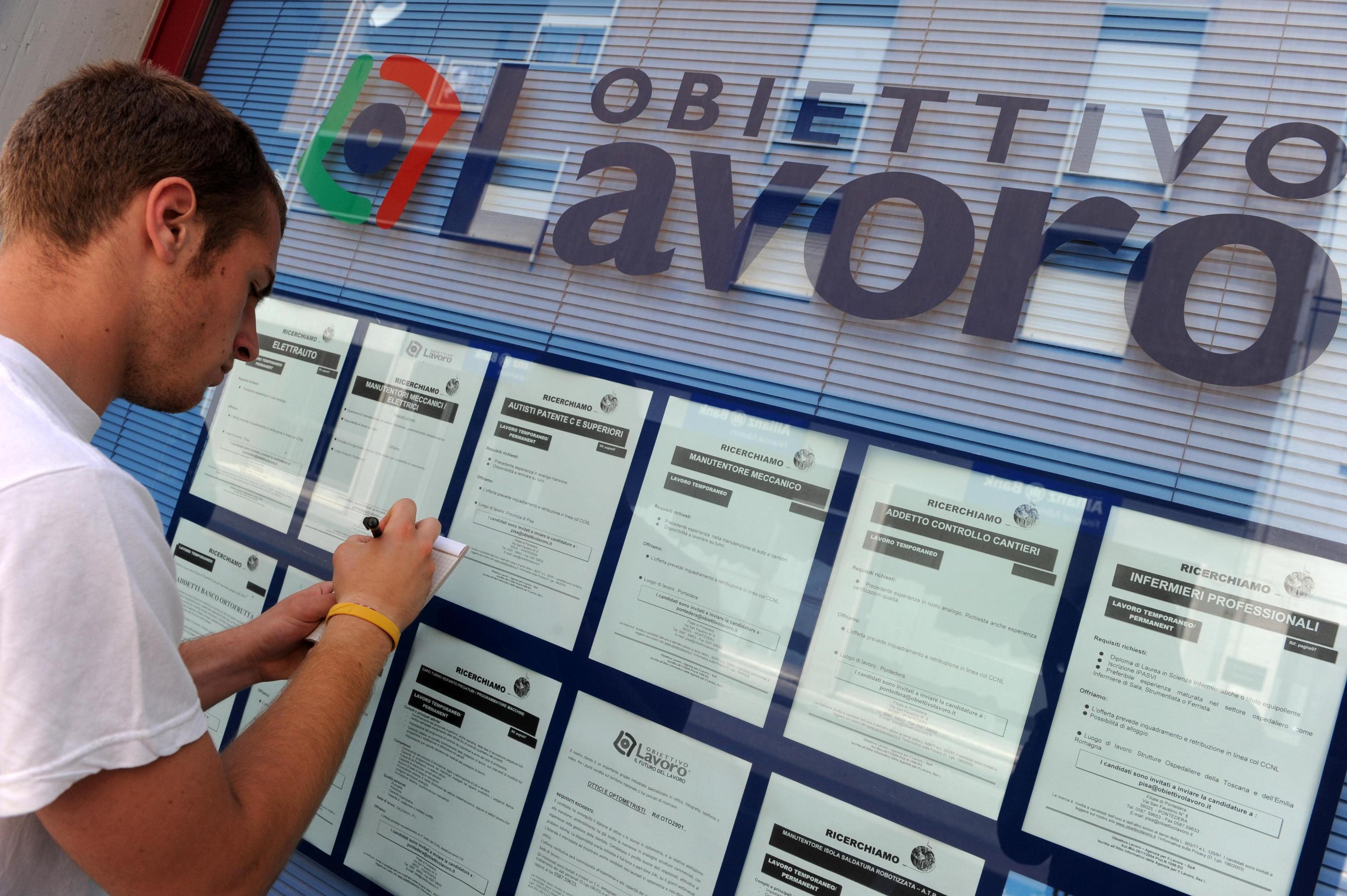 Lavoro: più disoccupati e meno occupati, donne soprattutto Lavoro: più disoccupati e meno occupati, donne soprattutto