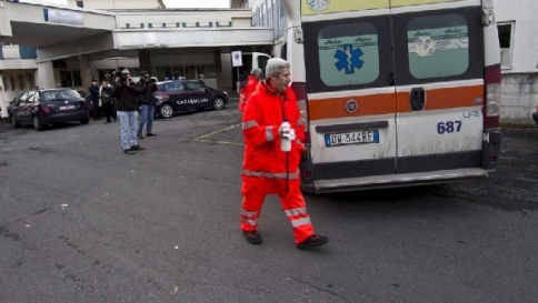 Napoli, denuncia il padre su Facebook per i pestaggi: lui le spacca il naso Napoli, denuncia il padre su Facebook per i pestaggi: lui le spacca il naso