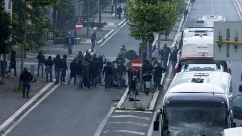 Ultrà, i pm: "In azione un commando" Renzi: "Lo Stato c'è, chi sbaglia paga" Ultrà, i pm: "In azione un commando" Renzi: "Lo Stato c'è, chi sbaglia paga"