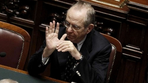 Banche, il Cdm approva la riforma
Padoan: "L'intervento è graduale" Banche, il Cdm approva la riforma
Padoan: "L'intervento è graduale"