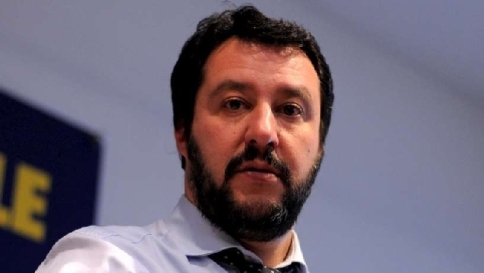 Salvini: "Raderei al suolo i campi rom
Devono avere gli stessi nostri doveri" Salvini: "Raderei al suolo i campi rom
Devono avere gli stessi nostri doveri"
