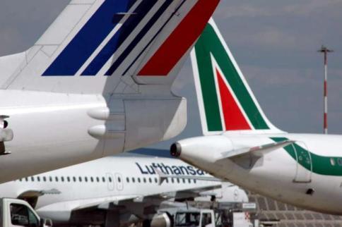Alitalia, verso l'addio di Airfrance e il governo teme un mare di esuberi Alitalia, verso l'addio di Airfrance e il governo teme un mare di esuberi