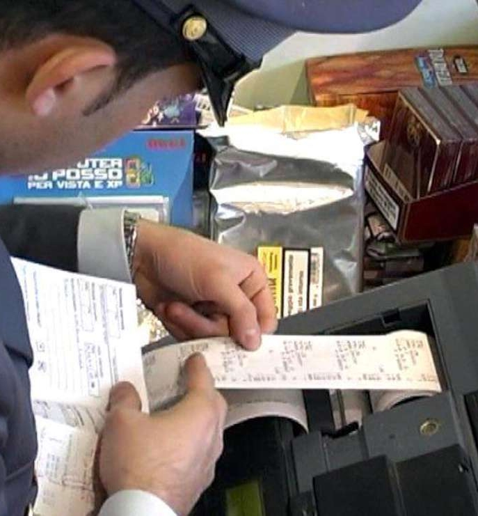 Chiuso il bar per 7 euro evasi
A Bresso si scatena la polemica Chiuso il bar per 7 euro evasi
A Bresso si scatena la polemica