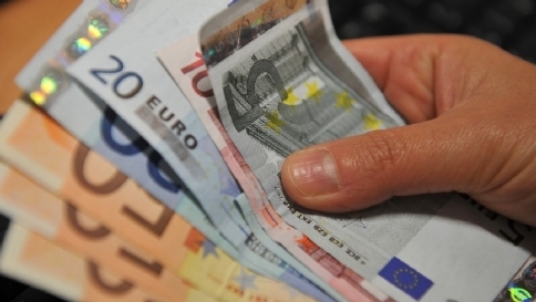 Con bonus 80 euro sale il reddito delle famiglie ma i consumi restano al palo Con bonus 80 euro sale il reddito delle famiglie ma i consumi restano al palo