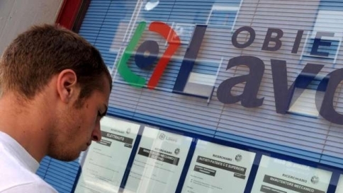 Italia mammona, oltre 7 milioni di under 35 vivono in casa con genitori Italia mammona, oltre 7 milioni di under 35 vivono in casa con genitori