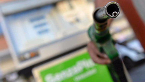 La benzina? Senza le tasse oggi costerebbe 44 centesimi al litro La benzina? Senza le tasse oggi costerebbe 44 centesimi al litro