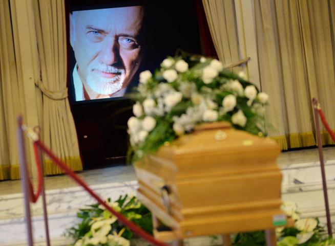 Giorgio Faletti, fan e amici alla camera ardente - 1 Giorgio Faletti, fan e amici alla camera ardente