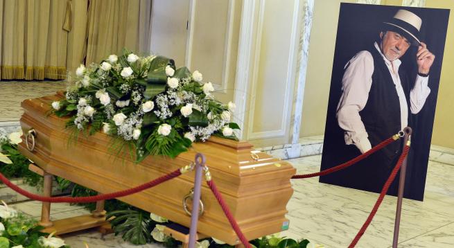 Giorgio Faletti, fan e amici alla camera ardente - 2 Giorgio Faletti, fan e amici alla camera ardente