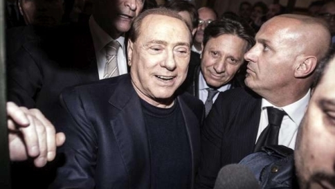 Berlusconi alle ragazze: "Attaccato dalla magistratura militante" Berlusconi alle ragazze: "Attaccato dalla magistratura militante"
