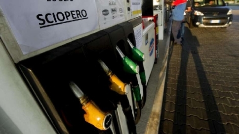 Benzina, da sabato lo sciopero dei self Benzina, da sabato lo sciopero dei self
