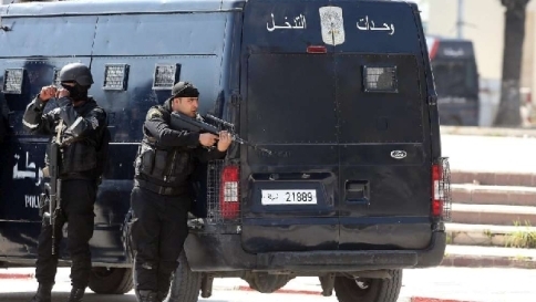 Strage Tunisi, cadono le prime teste Mandato d'arresto per un poliziotto Strage Tunisi, cadono le prime teste Mandato d'arresto per un poliziotto
