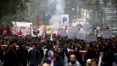 Sciopero sociale, migliaia in piazza: tensione e scontri da Milano a Napoli Sciopero sociale, migliaia in piazza: tensione e scontri da Milano a Napoli