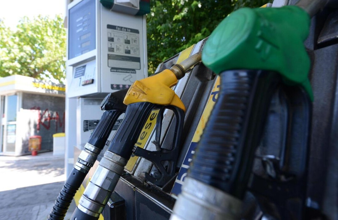 Petrolio, il prezzo del barile giù del 53%: ma la benzina resta troppo cara Petrolio, il prezzo del barile giù del 53%: ma la benzina resta troppo cara