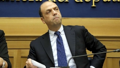 Immigrati Libia, Alfano: non si può escludere la presenza di terroristi Immigrati Libia, Alfano: non si può escludere la presenza di terroristi