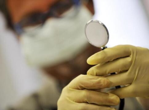 Un chip sotto la pelle contro il dolore: per la prima volta impiantato in Italia Un chip sotto la pelle contro il dolore: per la prima volta impiantato in Italia