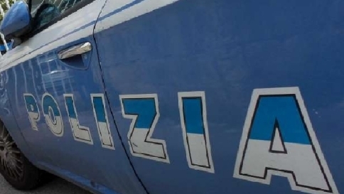 Roma, tenta di rapire una bimba in strada: uomo bloccato dai passanti Roma, tenta di rapire una bimba in strada: uomo bloccato dai passanti