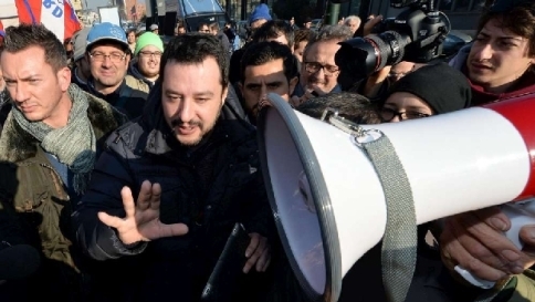 Salvini shock: "Milioni di musulmani pronti a sgozzare in nome dell'Islam" Salvini shock: "Milioni di musulmani pronti a sgozzare in nome dell'Islam"