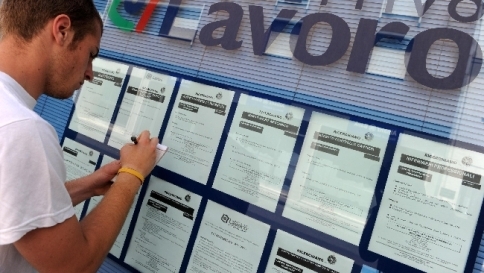 Istat: senza lavoro il 42,9% dei giovani
Tasso di disoccupazione al 12,6% Istat: senza lavoro il 42,9% dei giovani
Tasso di disoccupazione al 12,6%