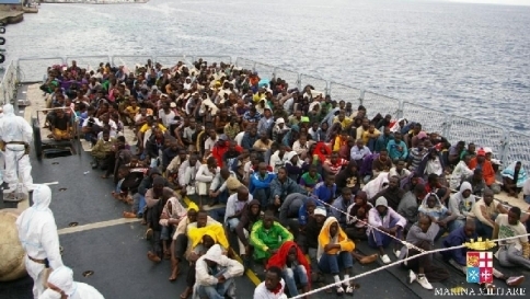Immigrati, altri sbarchi in Calabria e Sicilia: fermati due scafisti Immigrati, altri sbarchi in Calabria e Sicilia: fermati due scafisti