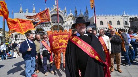 Veneto, già raccolti 700mila voti
al referendum sull'indipendenza Veneto, già raccolti 700mila voti
al referendum sull'indipendenza