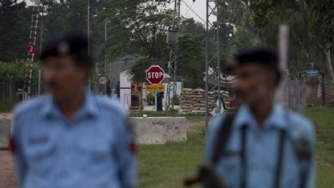 Pakistan, violentata e sepolta viva
Ma la tredicenne riesce a liberarsi
Pakistan, violentata e sepolta viva
Ma la tredicenne riesce a liberarsi