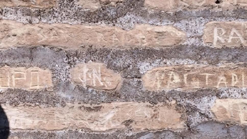 Incidono i loro nomi sul Colosseo:
denunciate due turiste americane Incidono i loro nomi sul Colosseo:
denunciate due turiste americane