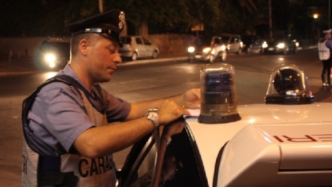 Roma, rapina in villa dopo la festa di nozze: in azione cinque banditi armati Roma, rapina in villa dopo la festa di nozze: in azione cinque banditi armati