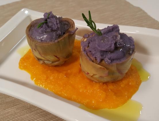 Fondi di carciofo con purè di patate viola su ragù di zucca Fondi di carciofo con purè di patate viola su ragù di zucca