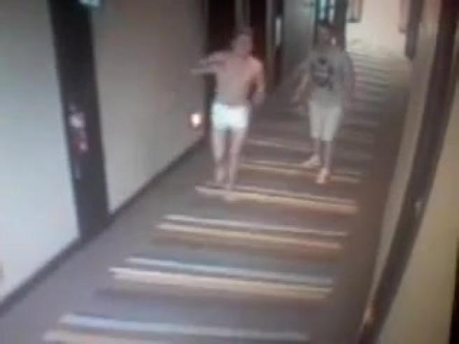 One Direction, Niall Horan e Harry Styles nudi in albergo