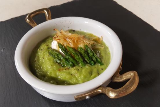Crema di asparagi con uova in camicia Crema di asparagi con uova in camicia