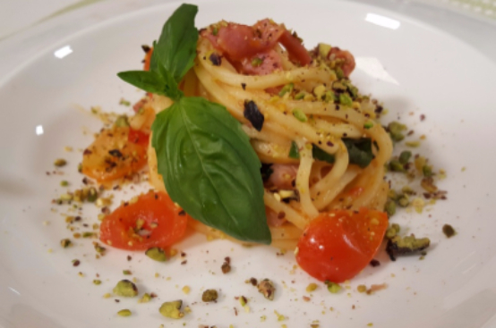 Spaghetti con pomodorini rossi e gialli, granella di pistacchi e pancetta croccante Spaghetti con pomodorini rossi e gialli, granella di pistacchi e pancetta croccante