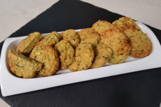 Frittelle di zucchine e formaggio grattugiato Frittelle di zucchine e formaggio grattugiato