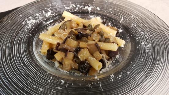 Sedanini con melanzane olive e capperi Sedanini con melanzane olive e capperi