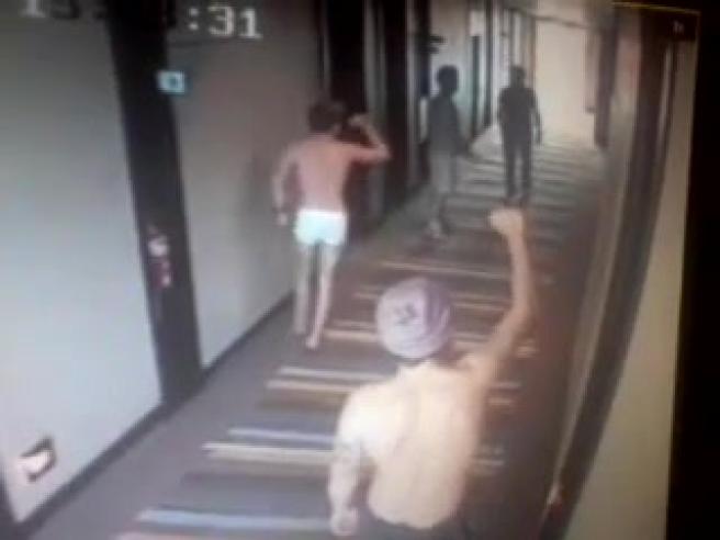 One Direction, Niall Horan e Harry Styles nudi in albergo